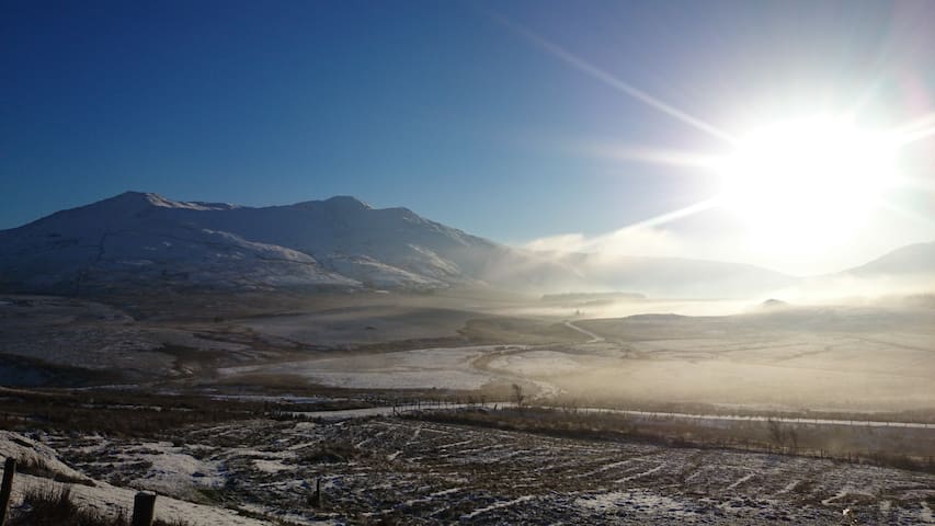 Nant Ddu, Off Grid Old Shooting Lodge (Green Room)