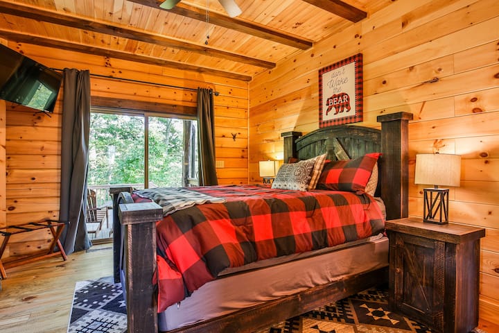 El dormitorio de abajo cuenta con una cómoda cama tamaño queen con acceso directo a la bañera de hidromasaje justo fuera de la puerta corrediza de vidrio. Tiene un baño privado con un tercer lavabo y el inodoro tiene una segunda entrada en el pasillo para tu privacidad. 