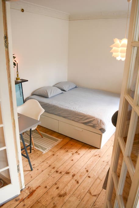 King size bed (180 cm x 200 cm)
