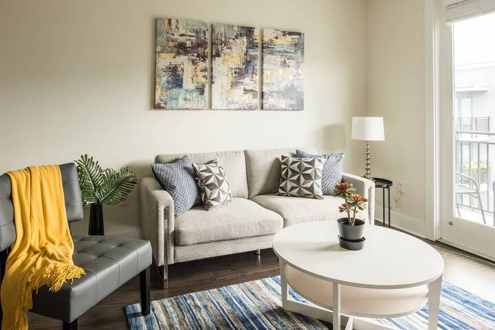 Stylish 1BR | International Plaza + Saltwater Pool