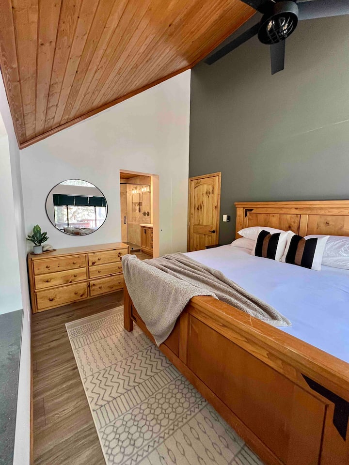 Spavaća soba 1 glavna je spavaća soba koja se nalazi u prizemlju s televizorom. Ulaz u privatnu kupaonicu nema vrata.