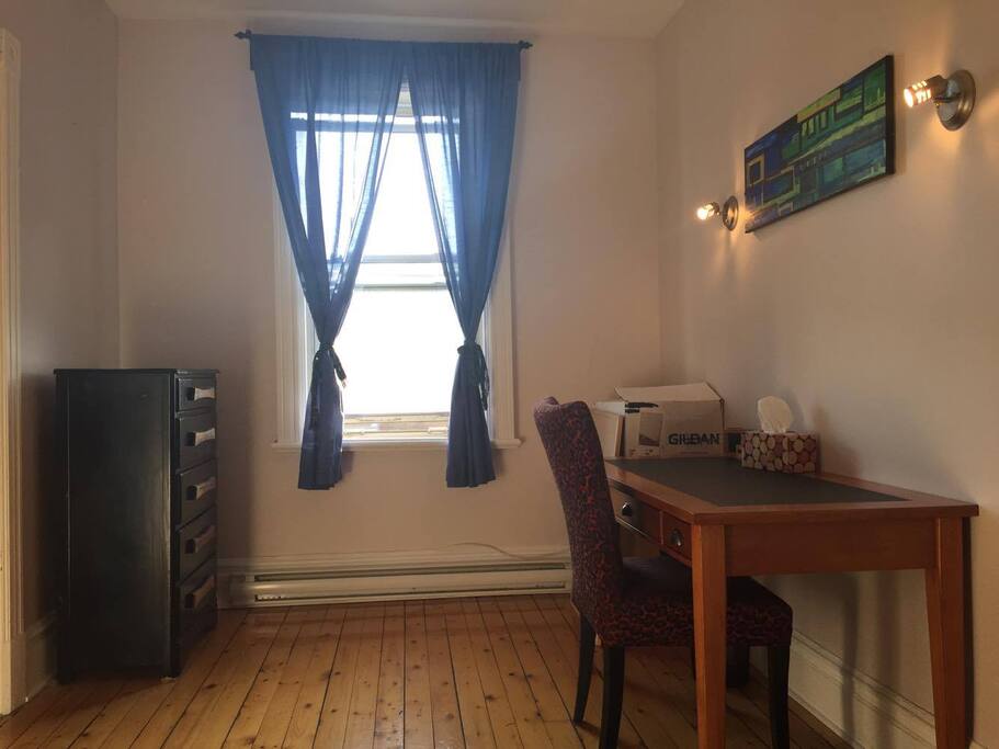 Chambre principale avec bureau de travail
