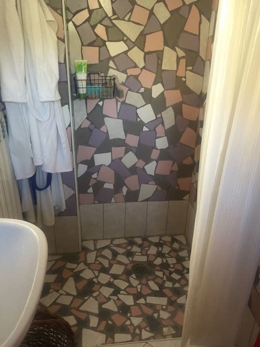 Bagno con doccia molto ampia.