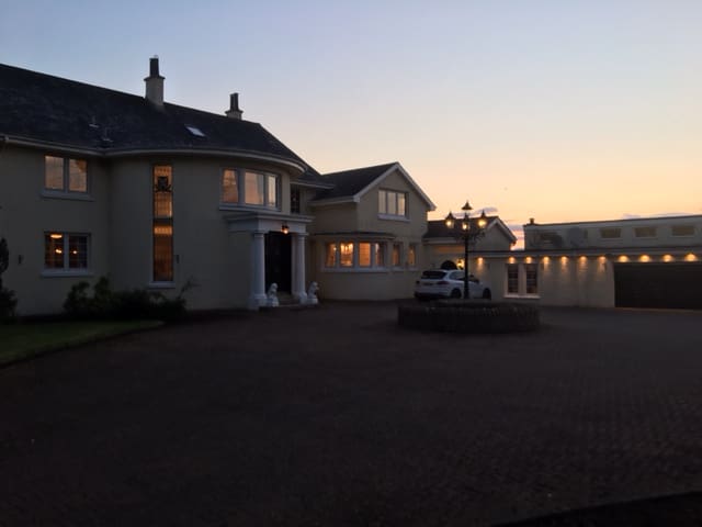 SWIMMING POOL,SAUNA,SNOOKER,HOT TUB, CINEMA ROOM