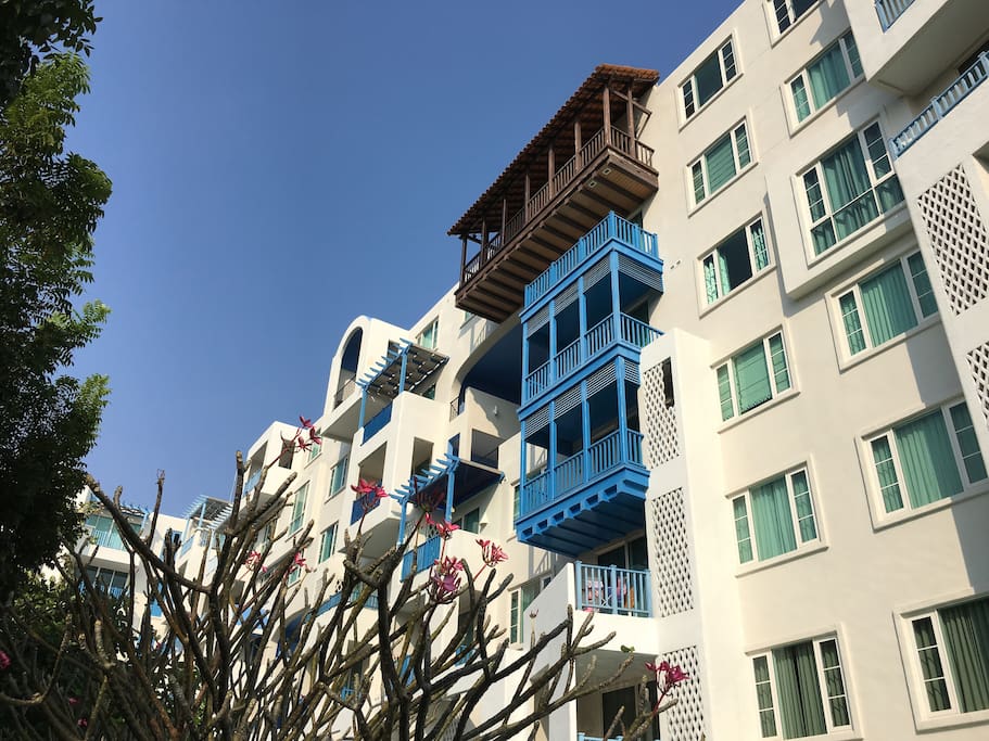 Place: High floor with pool and sea view
