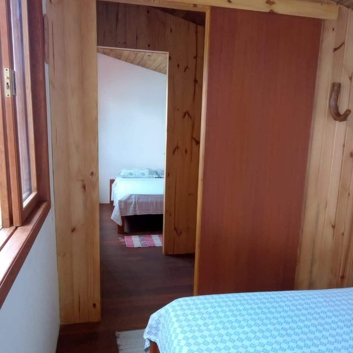 תמונה של חדר 2 לחדר 1,ובאמצע המסדרון הקטן שלנו ביניהם.