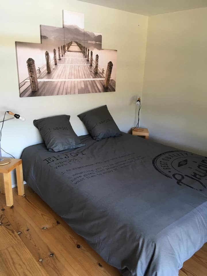 Habitación con cama doble