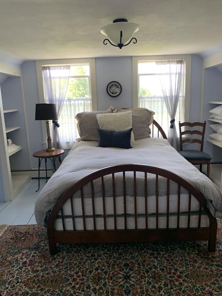 Спалня със син хоризонт