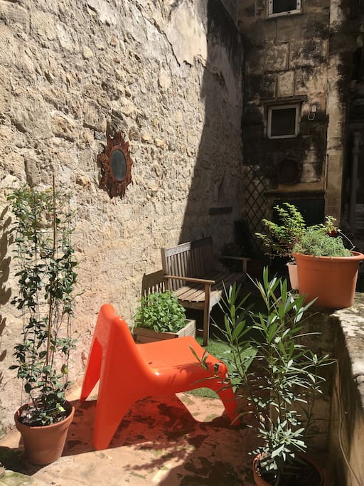 Terrasse privative pour petite dînette ou bain de soleil au calme