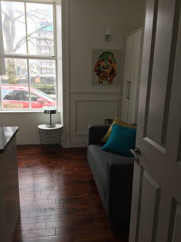 City Centre Riverside bijou apartment 1.