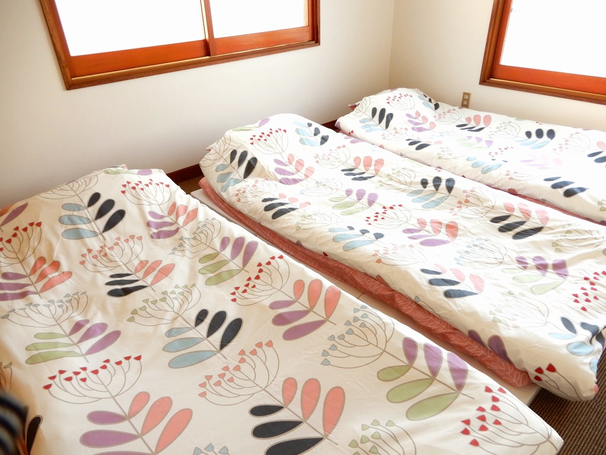 Dhoma e gjumit në katin e sipërm.
Krevat futon japonez.
