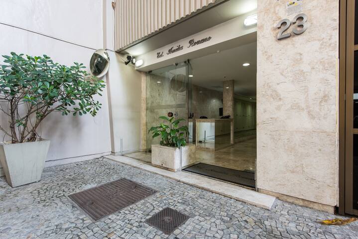 Conforto quadra da praia de Copacabana vista mar! gallery image 5