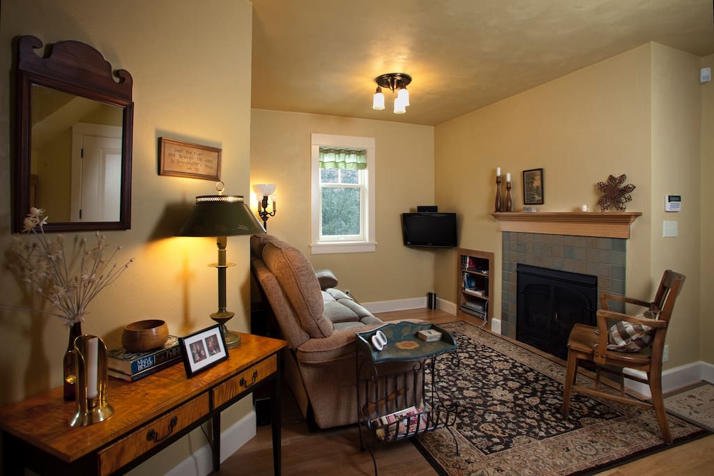 Sitting area w gas fireplace.