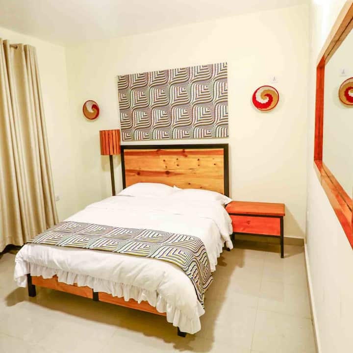 Ამ ოთახს აქვს საკუთარი აივანი.