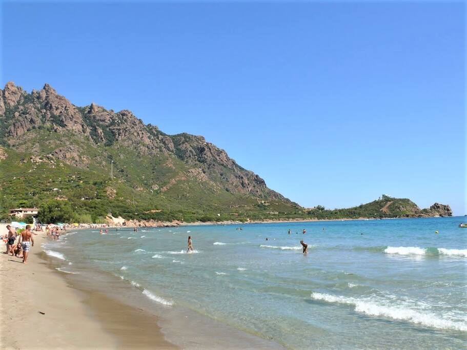 La spiaggia di Foximanna col sottosfondo del monte e vista capo sferracavallo