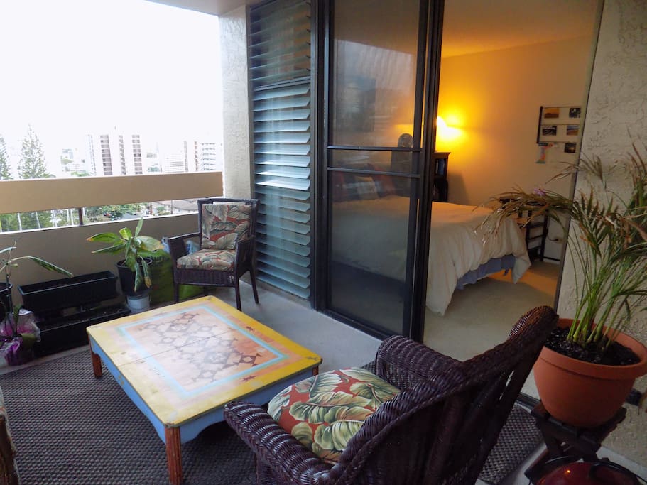 This is usually our guest's favorite area! You have a place to relax, maybe have a drink, while-enjoying the cross-breeze and a view towards the ocean and Diamond Head.