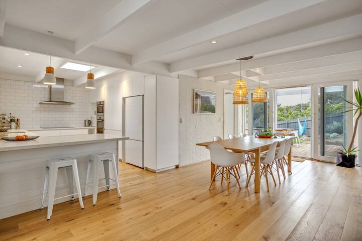 Fabulous Foam Coastal Pool Holiday Retreat gallery image 3