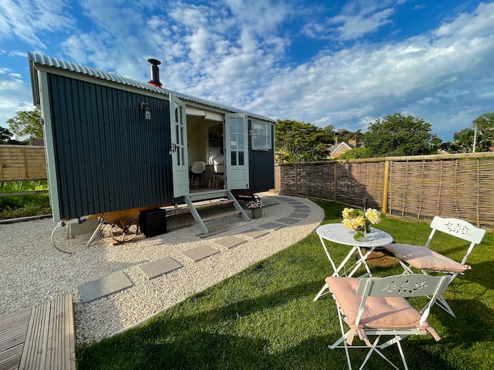 'The Croft' Rural Shepherds Hut retreat & Hot Tub - Shepherd's huts (UK ...