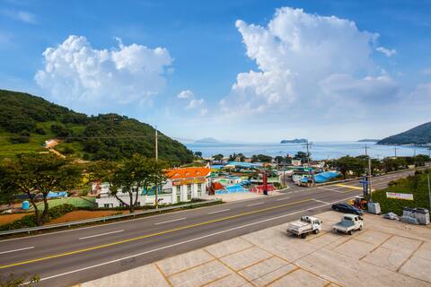 3 rooms + living room + 2 bathrooms/German village 2 minutes by car/8-person bed/Namhae Sea 1st floo