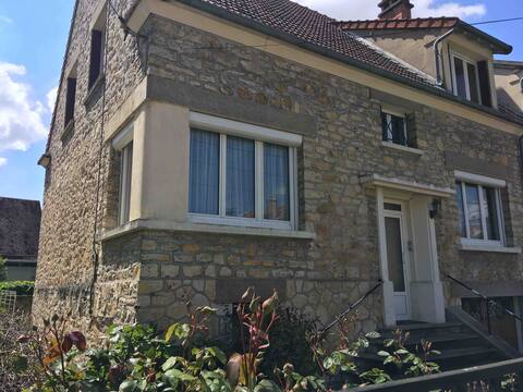 PLEASANT TOWNHOUSE WITH PARKING FOR 8 PEOPLE