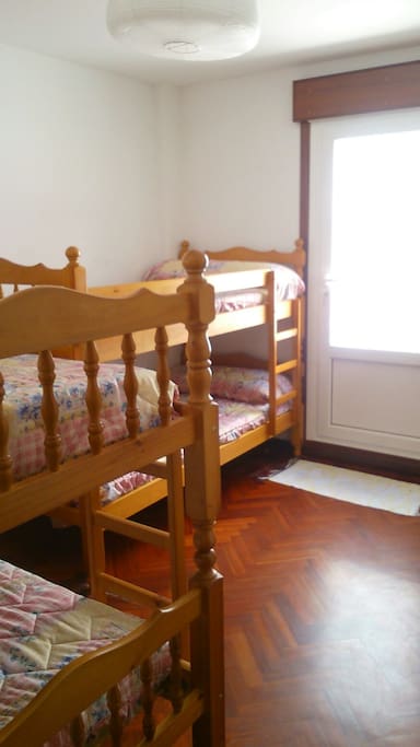 Dormitorio cuádruple. Salida a terraza.