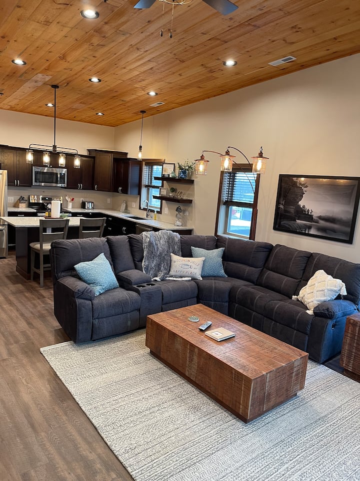 Sunset! Apartment Located Downtown Dells! - Wisconsin Dells, WI