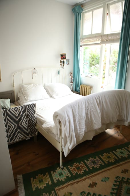 Bedroom near the garden