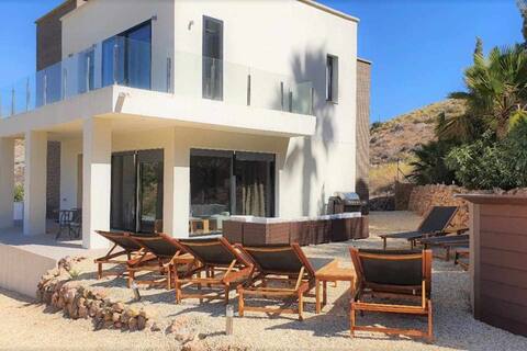 Villa André with Pool, BBQ, Wifi & Satellite