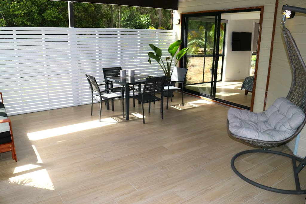 Swing in your egg chair within the private courtyard with and enjoy the warmth of this area along with your family or friends.