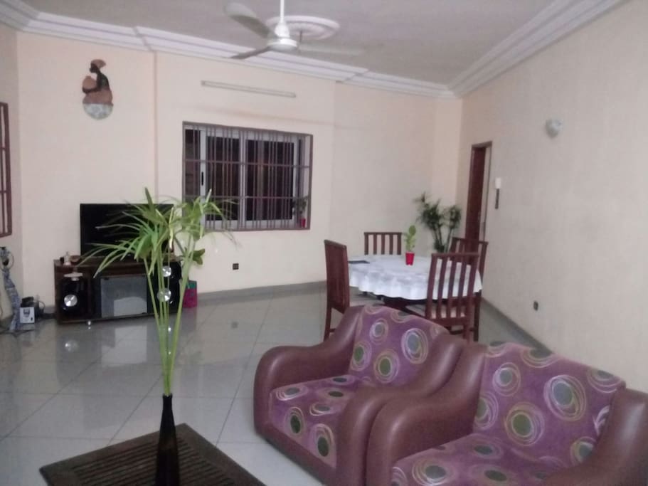 Séjour chez soi! - Condominiums à louer à Porto Novo, Ouémé Department, Bénin Airbnb Logement entier à Porto Novo (Bénin). C'est une maison située à 5mn du centre SONGHAI en plein centre de la ville de Porto Novo, à 3mn de la gare routière de Ouando. Cette maison a l'av...... Séjour chez soi! - Condominiums à louer à Porto Novo, Ouémé Department, Bénin