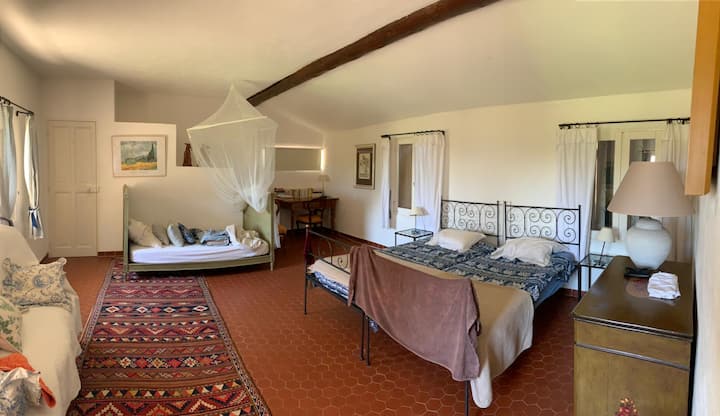 Много голяма спалня с две легла и двойно легло (чекмеджета и гардероб) 