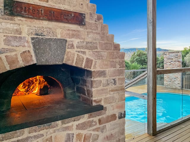 Retreat at Renfrew - with Wood-fired Pizza Oven.