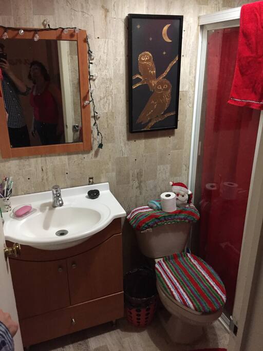 Baño y regadera propios.
