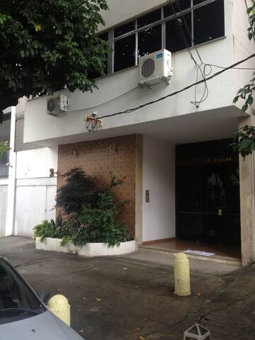 Unbelievable Tijuca Silento 5 people near Subway