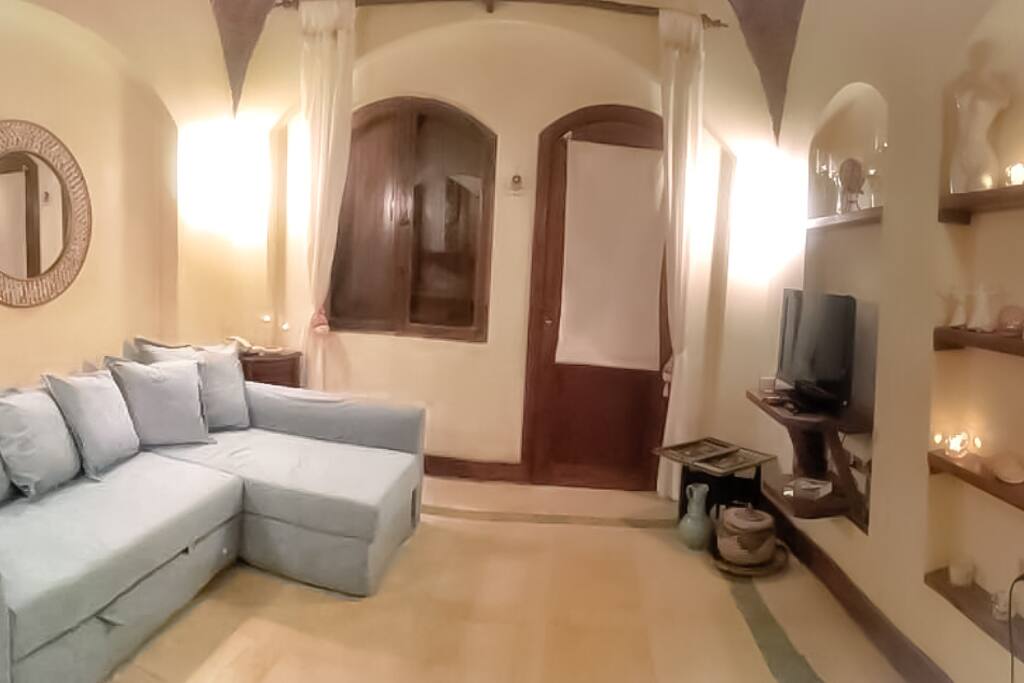 Sitting room and access to the balcony with sea view