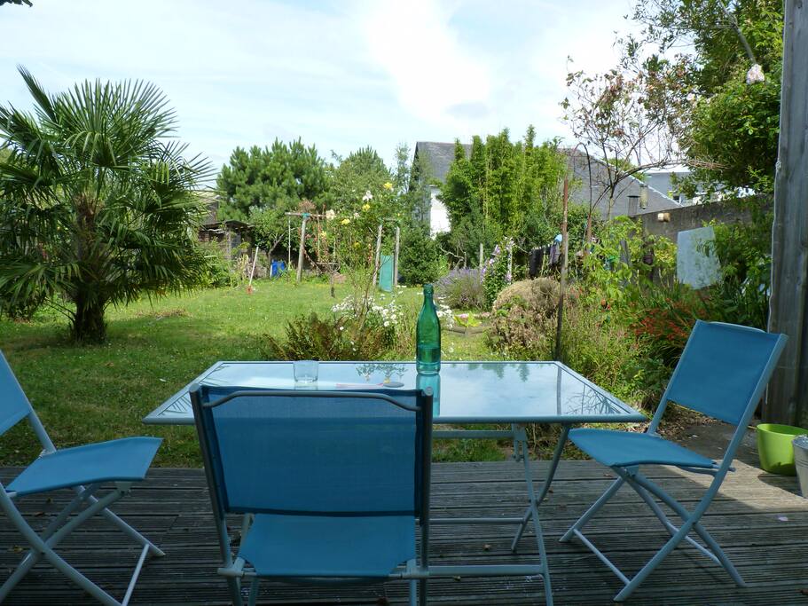 Vue sur le jardin depuis la terrasse