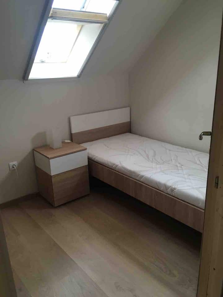 Етажна спалня с единично легло