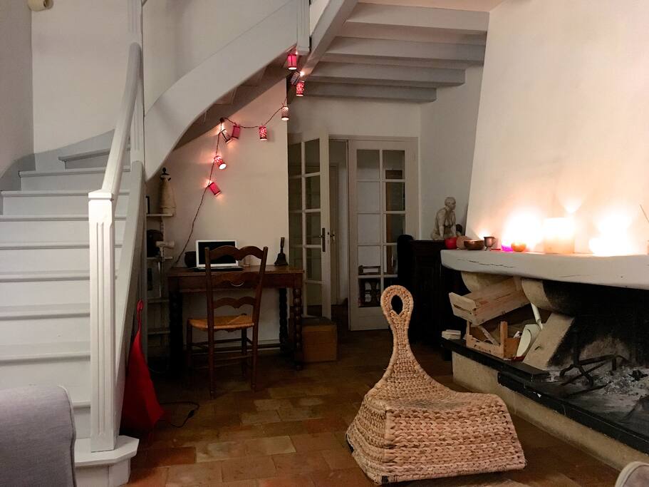 monté d 'escalier, cheminée, coin bureau.