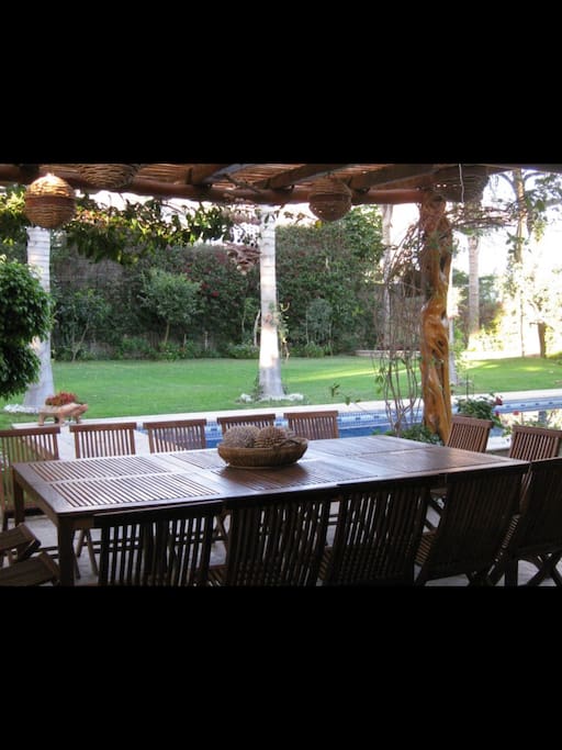 Comedor de madera de teka, para 14 personas. Área techada, ideal para estar a cualquier hora del día.
