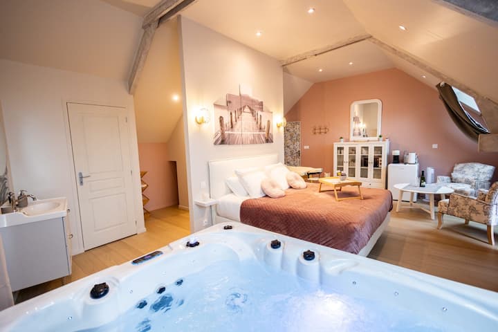 Le Cocon chambre avec Jacuzzi privatif Normandie - Appartements à louer à  Couvains, Normandie, France - Airbnb