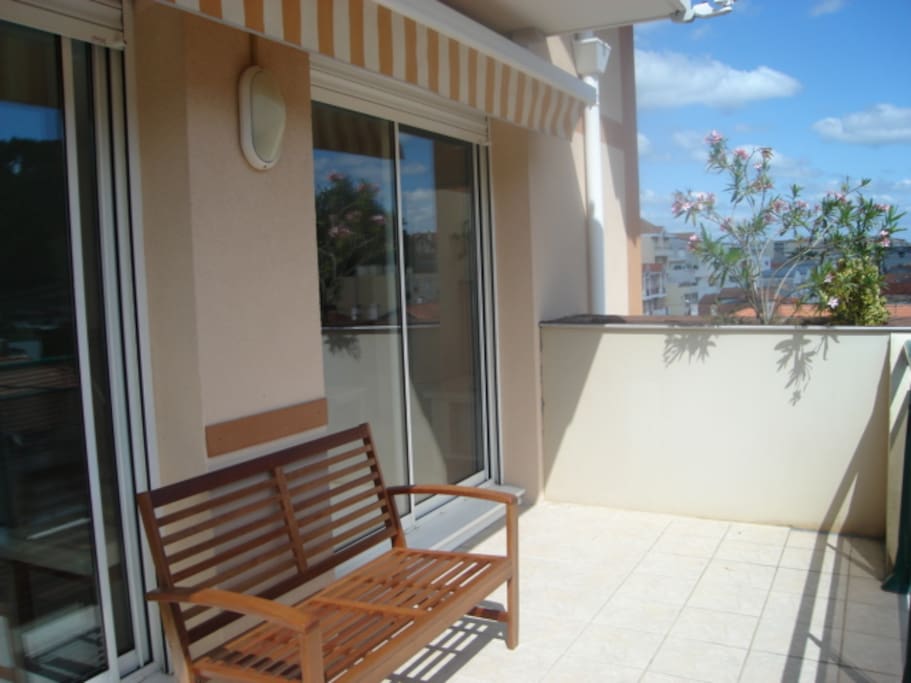 Grand balcon avec vue dégagée