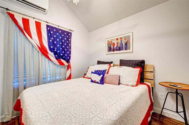 Spálňa s manželskou posteľou Queen