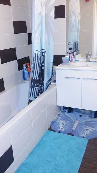 salle de bain avec baignoire
