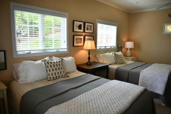 Chambre au rez-de-chaussée avec deux lits Queen Size