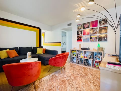 Top performing Airbnb: 6 Year SuperHost! Free parking & laundry in Latin Quarter