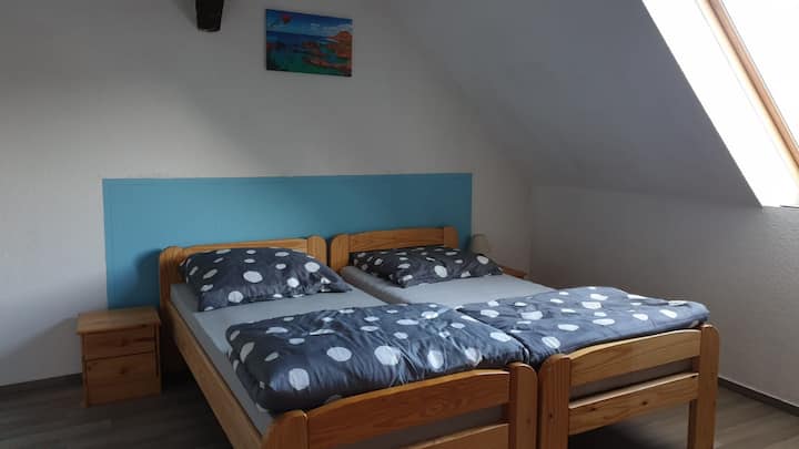 獨立的2間臥室，配有電視。 如有需要，也可以提供3張牀。