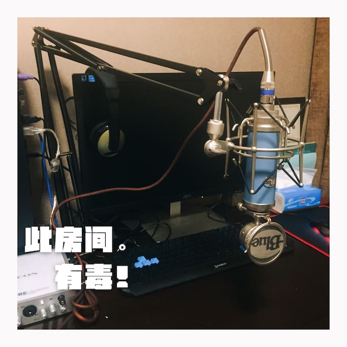 房间里还有张小书桌啦啦啦