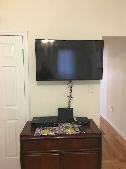 Television featuring satellite cable as well as Netflix and Hulu