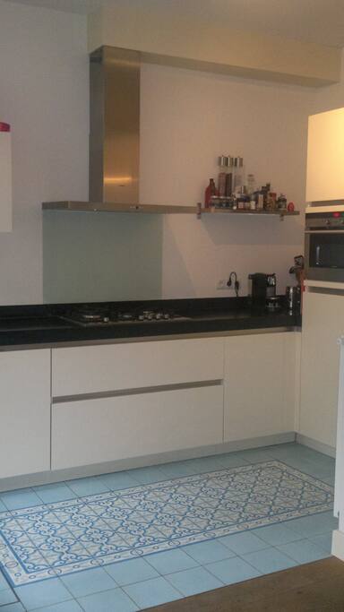Kitchen with cooker, fridge, oven & microwave