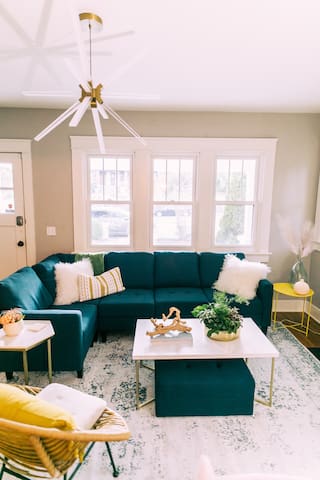 Holiday House! Hot Tub, Marg Machine, Walk 12South